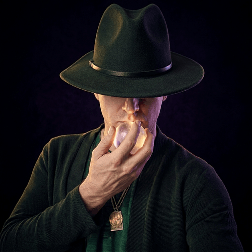 Retrato de Ayokaf, fundador de Aurastrology, escondido bajo el ala de un sombrero negro